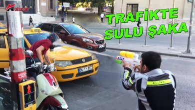 Trafikte Motorculara Sulu Şaka | Gelen İlginç Tepkiler!